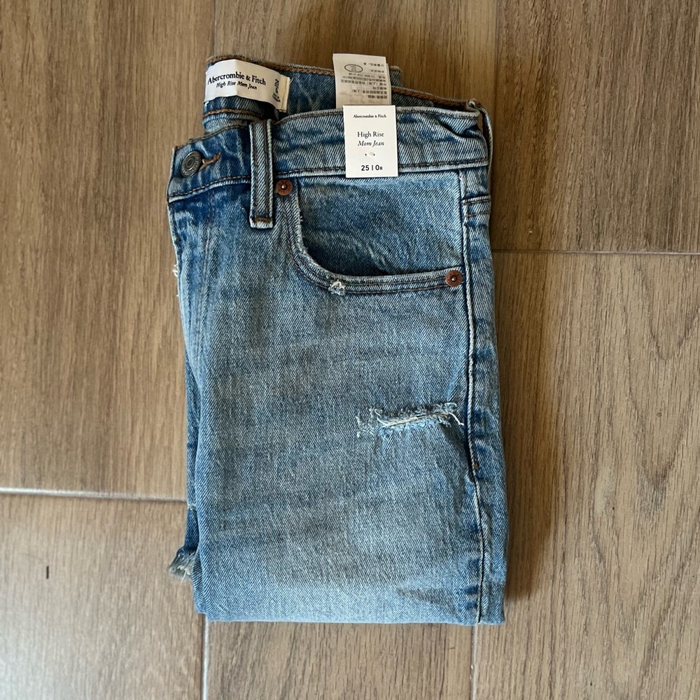 Abercrombie & Fitch High Rise Mom Jeans